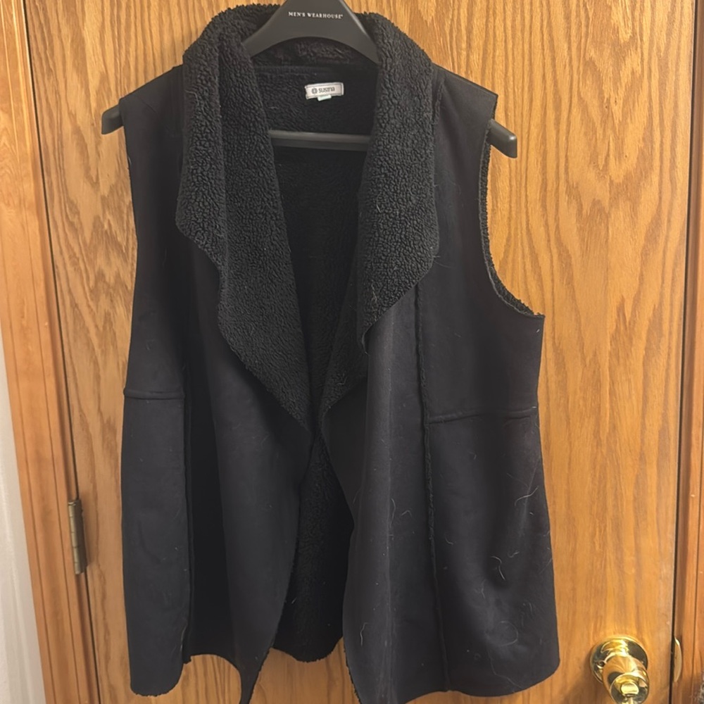 Susina women’s black fuzzy vest size large